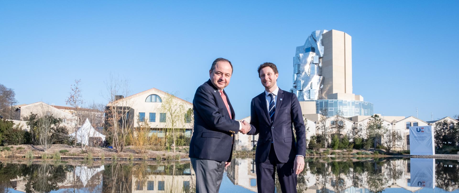 Arrivée des délégations à la Réunion informelle des ministres chargés des Affaires européennesAccueil de Konrad Szymański par Clément BeauneLieu : Parc des Ateliers Luma, 13200 Arles
