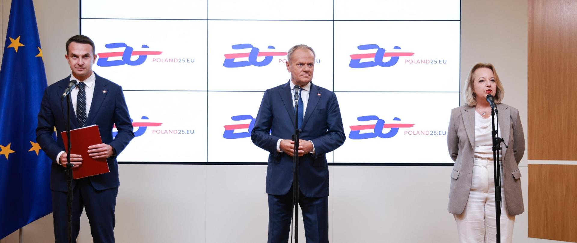 Premier Donald Tusk, Minister ds. Unii Europejskiej, Rzecznik rządu Adam Szłapka oraz Stała Przedstawiciel RP przy UE Agnieszka Barotl na konferencji prasowej po posiedzeniu Rady UE