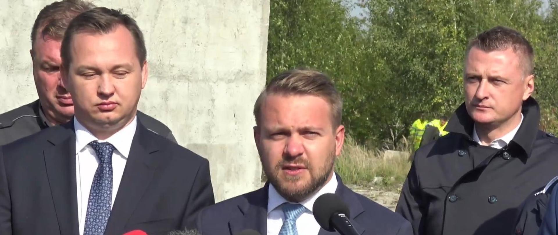 Wiceminister klimatu i środowiska Jacek Ozdoba podczas konferencji prasowej „Więźniowie sprzątają wysypiska - program NFOŚiGW likwidacji dzikich wysypisk”