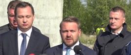 Wiceminister klimatu i środowiska Jacek Ozdoba podczas konferencji prasowej „Więźniowie sprzątają wysypiska - program NFOŚiGW likwidacji dzikich wysypisk”
