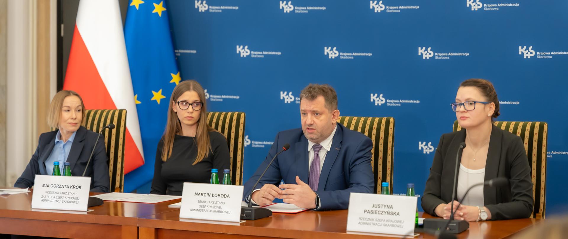 Przedstawiciele Ministerstwa Finansów, kierownictwa krajowej Administracji Skarbowej, podczas konferencji prasowej.
