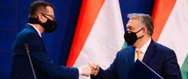 Premier Mateusz Morawiecki przybija żółwika Viktorowi Orbanowi.
