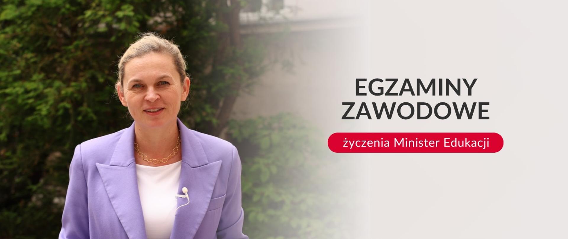Życzenia Minister Edukacji z okazji rozpoczynających się egzaminów zawodowych to czarny tekst po prawej stronie na szarym tle, natomiast po lewej stronie minister edukacji barbara nowacka ubrana w białą bluzkę i fioletową marynarkę uśmiecha się. 