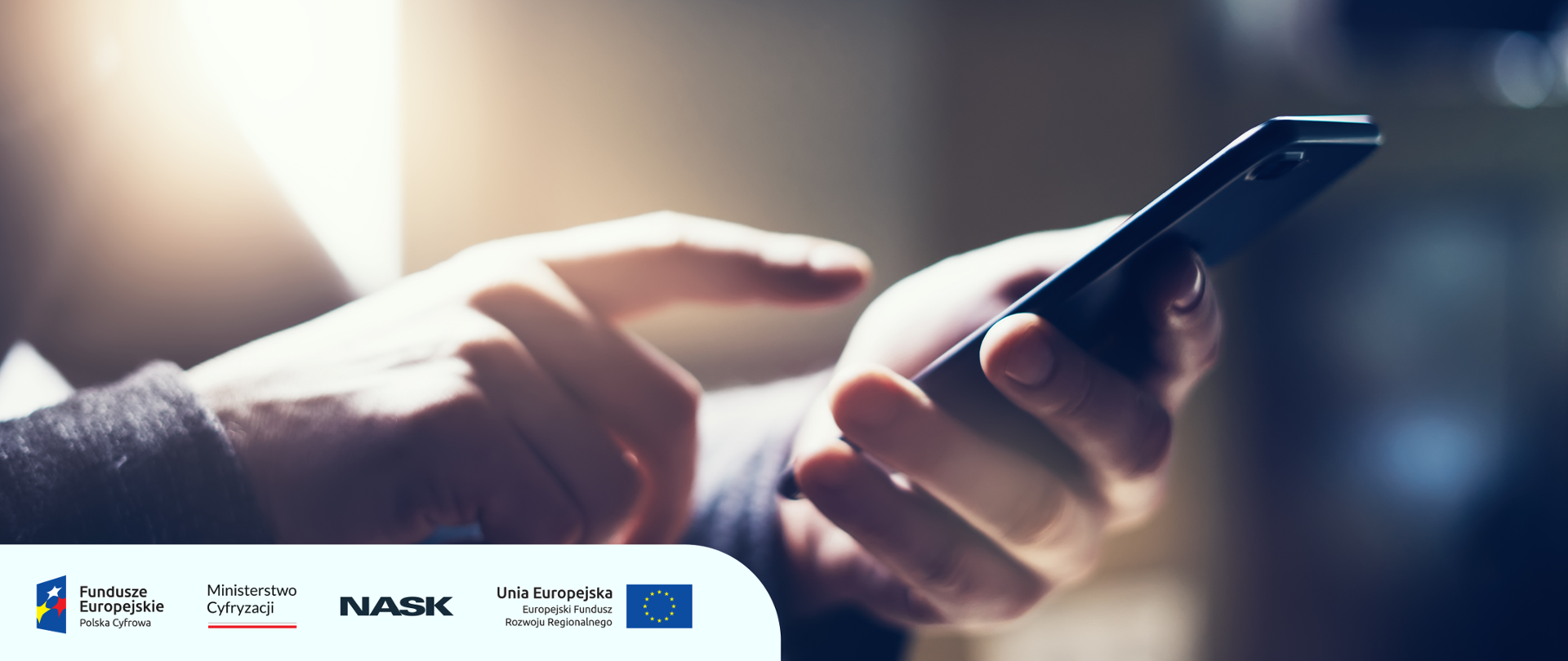 Zdjęcie przestawiające korzystanie ze smartfona 