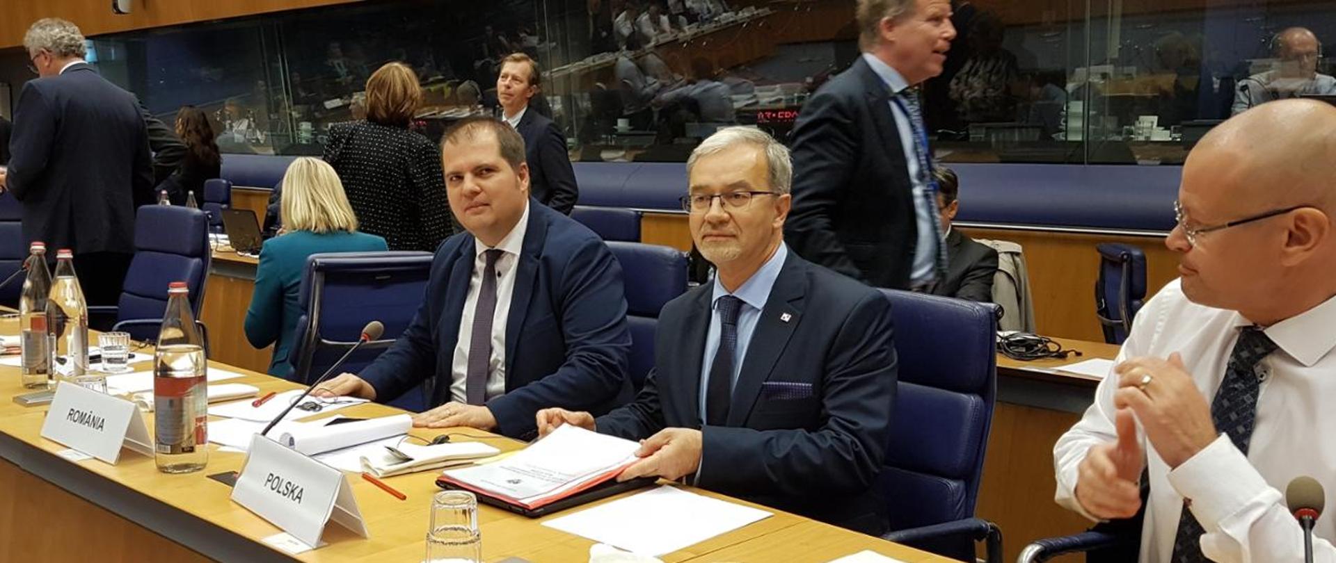 przy stole siedzą minister Jerzy Kwieciński oraz wiceminister Piotr Nowak