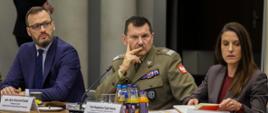Na zdjęciu uczestnicy spotkania siedzą za stołem konferencyjnym