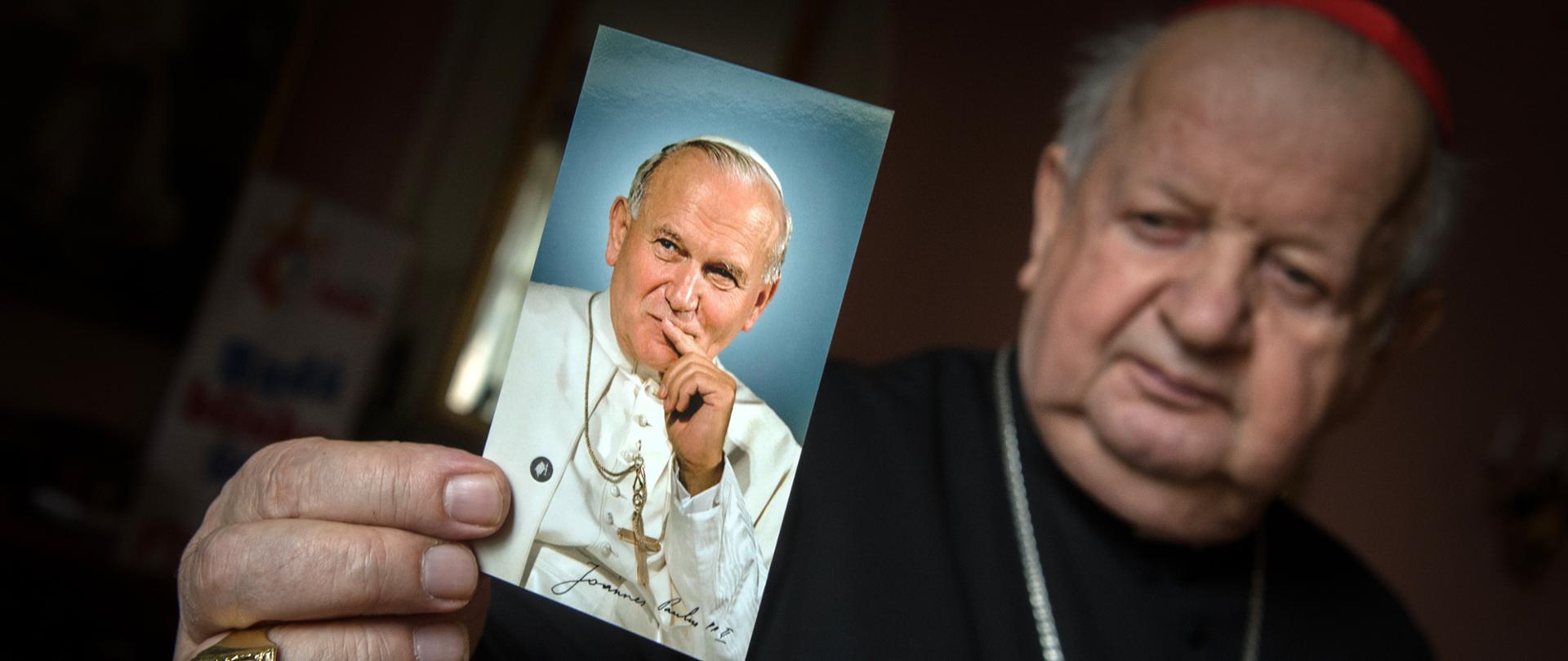 Kardynał z obrazkiem przedstawiającym Jana Pawła II
