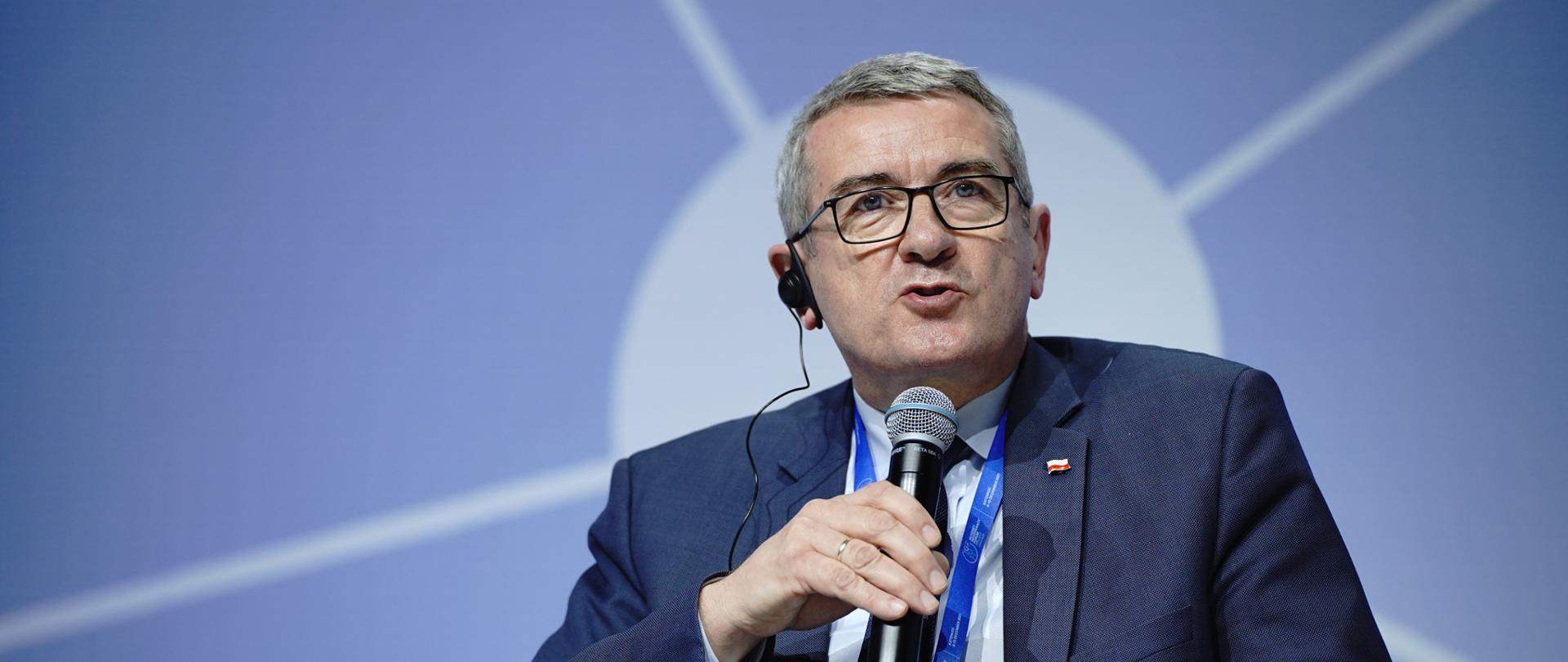 Wiceminister Wojciech Murdzek przemawia podczas światowego Szczytu Cyfrowego ONZ. 