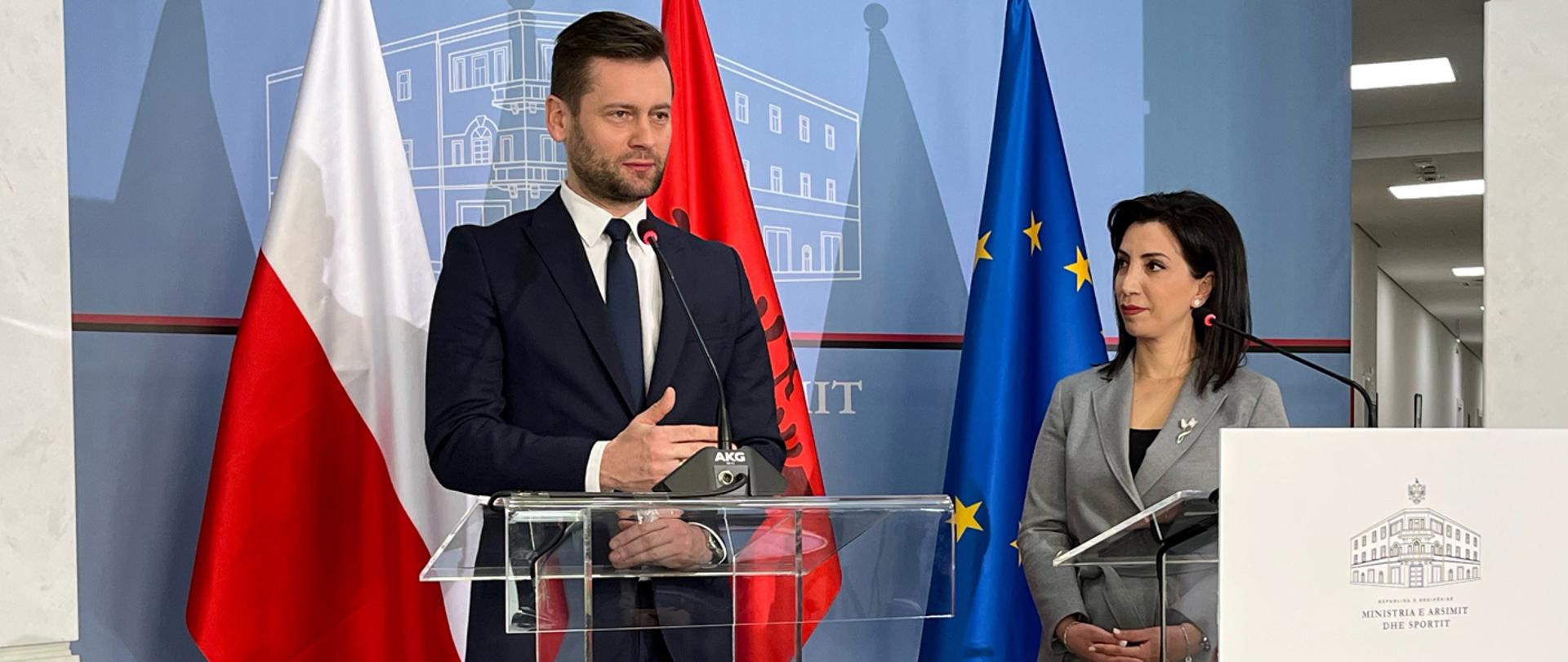 Podpisanie memorandum o współpracy w dziedzinie sportu było najważniejszym punktem wizyty ministra sportu i turystyki Kamila Bortniczuka w Tiranie. Na zdjęciu minister Bortniczuk przemawia po podpisaniu memorandum. Obok minister do spraw sportu Albanii, Evis Kushi.