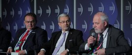 Minister Kwieciński podczas EKG
