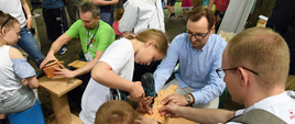wiceminister buduje z dziećmi budkę lęgową dla ptaków