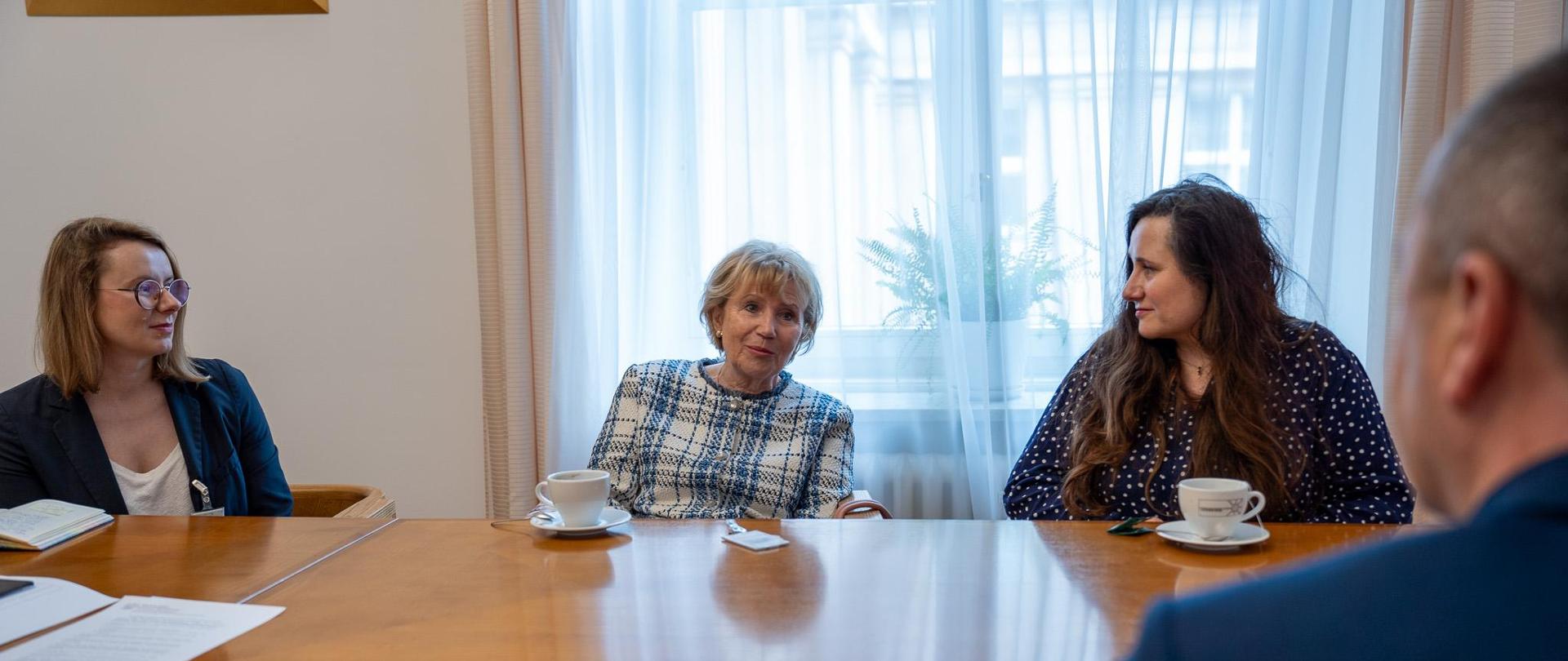 Na zdjęciu przedstawicielki KIPA rozmawiają prz stole z wiceministrem Kiepurą. 