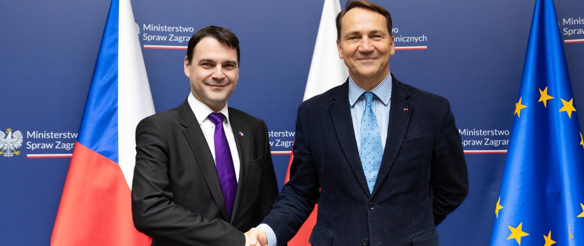 Wicepremier Republiki Polskiej Radosław Sikorski na zdjęciu z wicepremierem Republiki Czeskiej Petrem Macinką