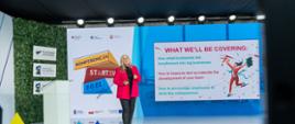 na scenie prowadząca zapowiada konferencję