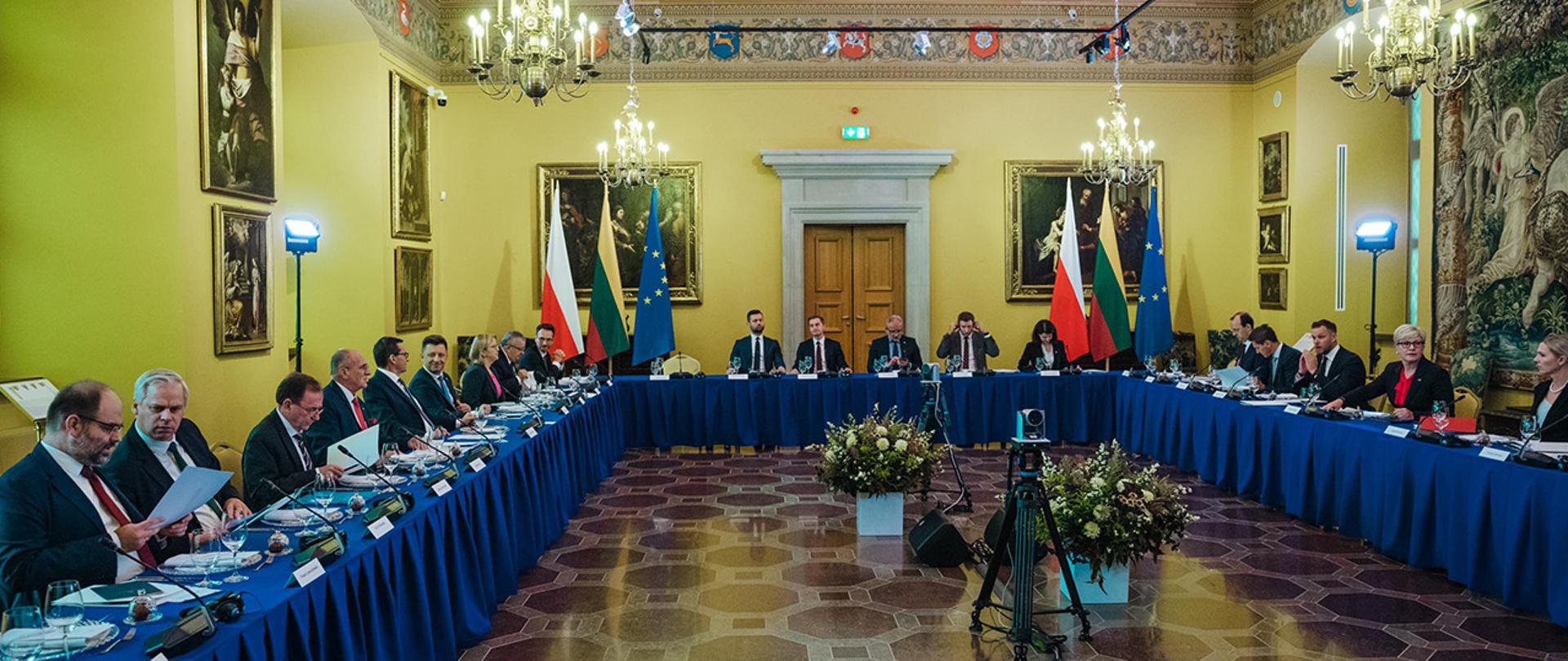 Delegacje Polski i Litwy podczas sesji plenarnej Polsko-Litewskich Konsultacji Międzyrządowych.
