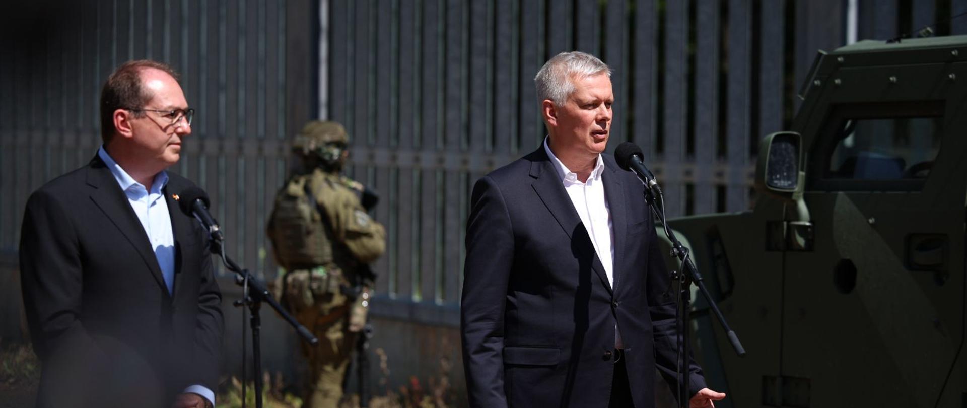 Minister spraw wewnętrznych i administracji Tomasz Siemoniak podczas wizyty z niemieckim ministrem spraw wewnętrznych Alexandrem Dobrindtem na przejściu granicznym Połowce-Pieszczatka