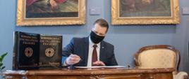 Zdjęcie z podpisania decyzji o przyznaniu subwencji z Ministerstwa Edukacji i Nauki na wydanie Powszechnej encyklopedii filozofii w wersji angielskiej.