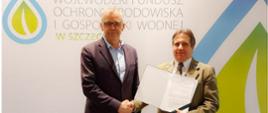 na zdjęciu od prawej: przedstawiciel Zespołu Parków Krajobrazowych Województwa Zachodniopomorskiego wraz z przedstawicielem Wojewódzkiego Funduszu Ochrony Środowiska i Gospodarki Wodnej w Szczecinie po podpisaniu umowy na Projekt „Park Narodowy Doliny Dolnej Odry dla ludzi dla przyrody, dla przyszłości"
