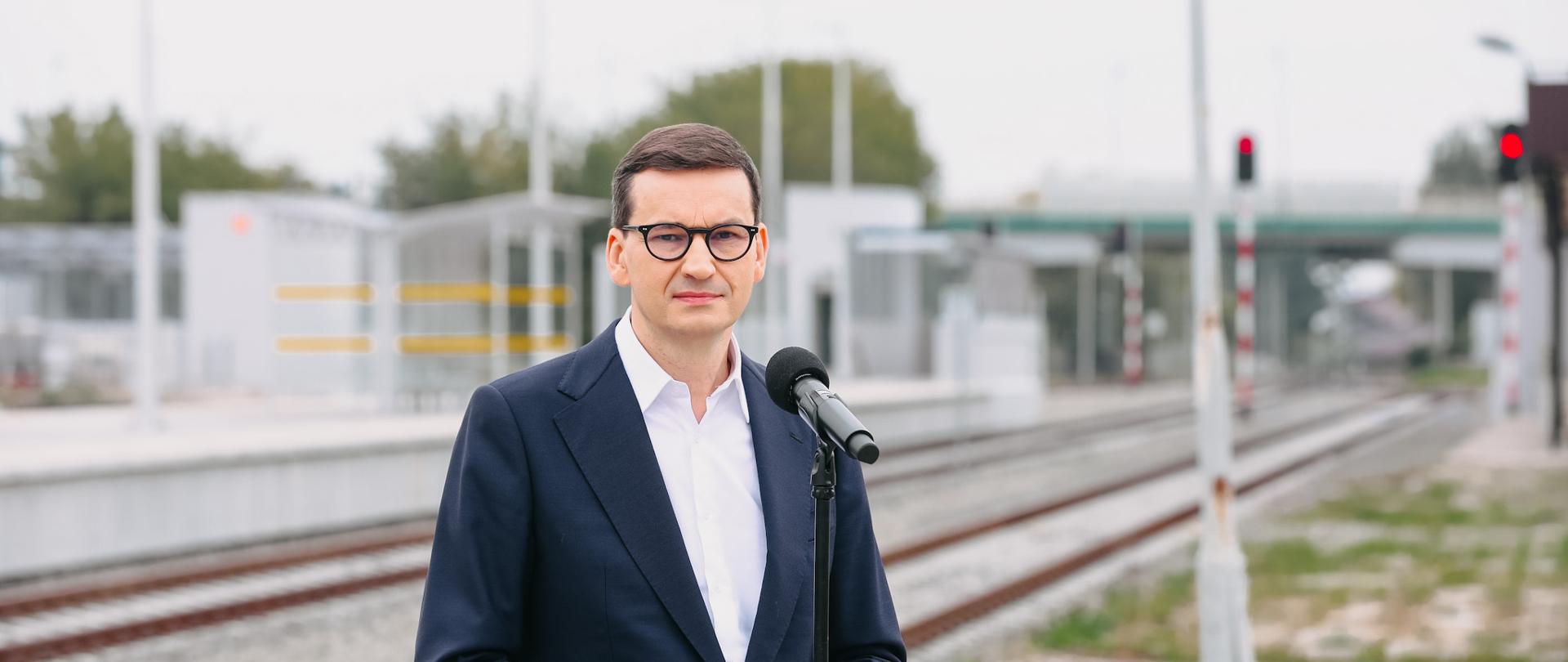 Premier Mateusz Morawiecki podczas briefingu prasowego w Mielcu.