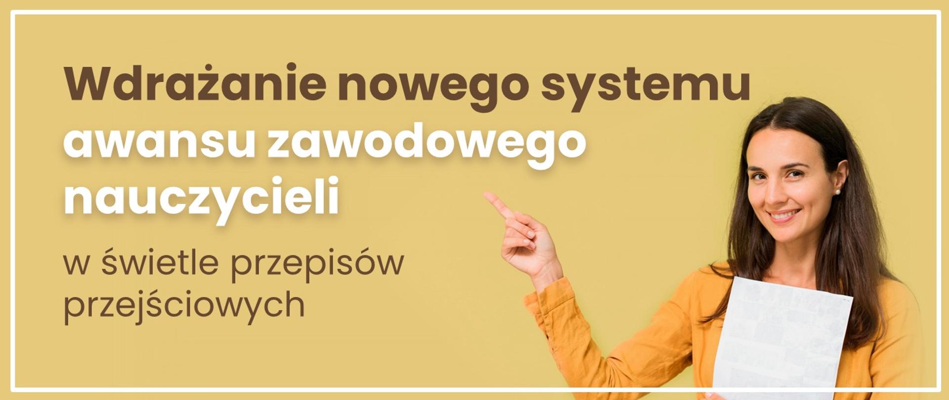 Uśmiechnięta kobieta trzymająca w ręku kartkę, palcem wskazująca napis - Wdrażanie nowego systemu awansu zawodowego nauczycieli w świetle przepisów przejściowych