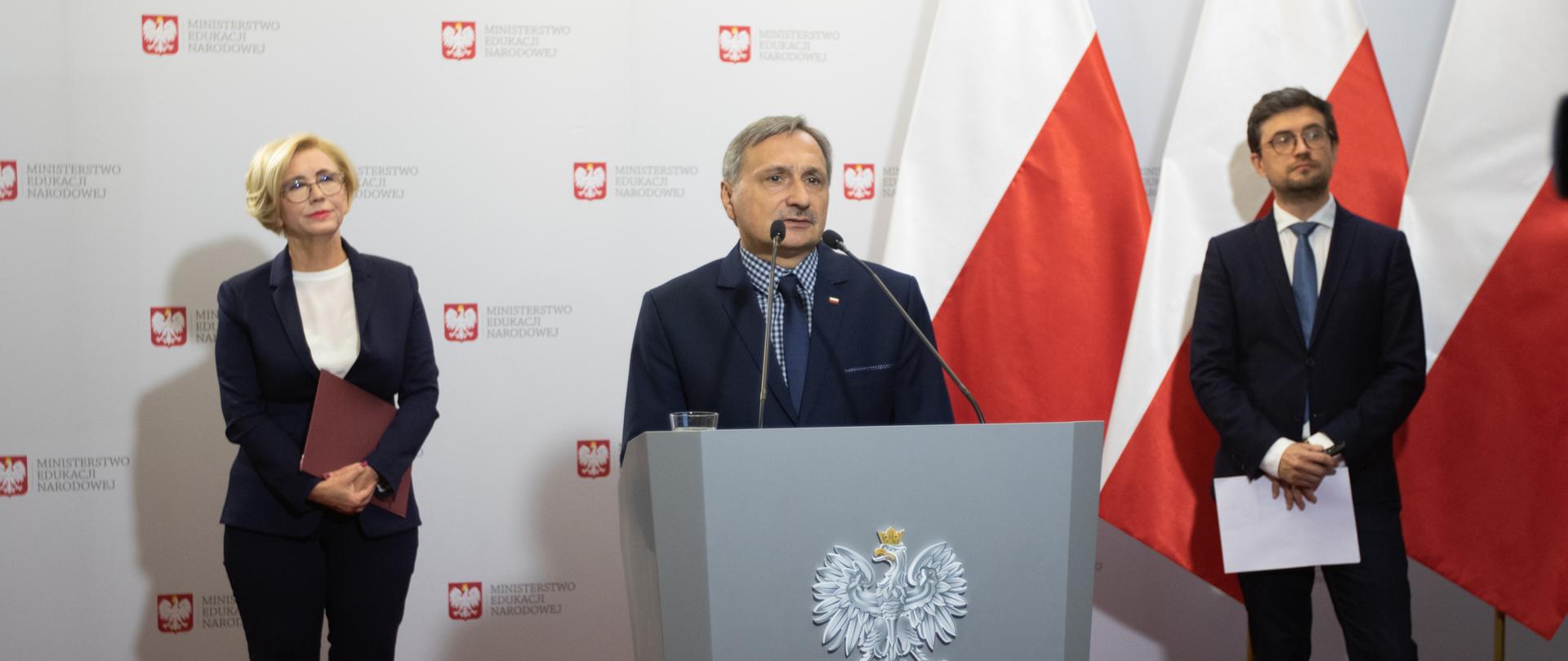 Briefing z udziałem Marzeny Machałek sekretarza stanu w MEN, Macieja Kopcia podsekretarza stanu w MEN oraz Marcina Smolika dyrektora Centralnej Komisji Egzaminacyjnej.
