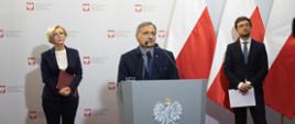 Briefing z udziałem Marzeny Machałek sekretarza stanu w MEN, Macieja Kopcia podsekretarza stanu w MEN oraz Marcina Smolika dyrektora Centralnej Komisji Egzaminacyjnej.
