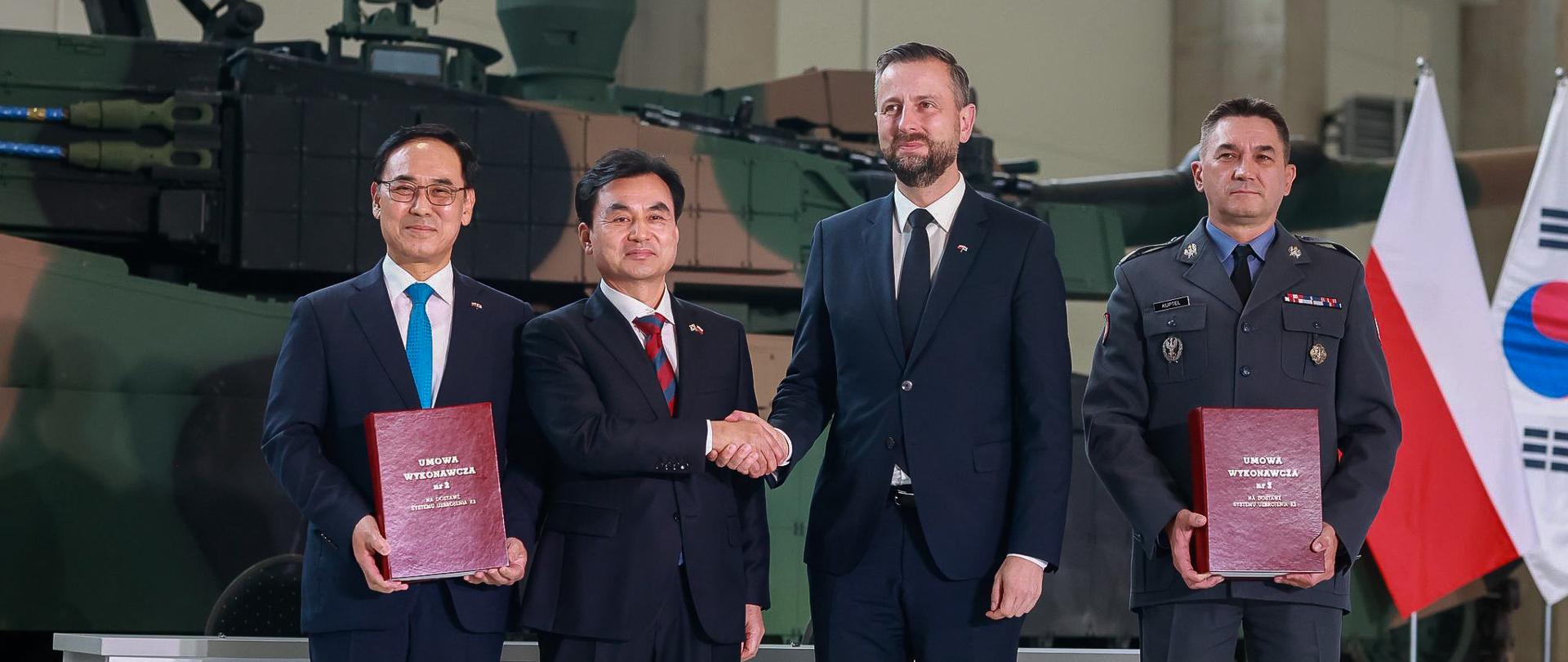 1 sierpnia 2025 r. w Gliwicach, Władysław Kosiniak - Kamysz wicepremier-minister obrony narodowej oraz Paweł Bejda sekretarz stanu w MON wzięli udział w uroczystości podpisania umowy wykonawczej na pozyskanie kolejnych czołgów K2, w tym pierwszych czołgów w konfiguracji K2PL. Podpisanie umowy poprzedziło spotkanie ministrów obrony Polski i Korei Południowej w Jednostce Wojskowej AGAT. Fot. Krzysztof Niedziela/MON