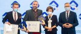 Wspólne zdjęcia z laureatami IV edycji konkursu Znak Jakości Ekonomii Społecznej i Solidarnej