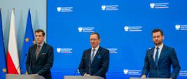 Minister sportu i turystyki Kamil Bortniczuk, Minister Rolnictwa i Rozwoju Wsi Robert Telus oraz Wojewoda Mazowiecki Tobiasz Bocheński podczas konferencji prasowej w KPRM.