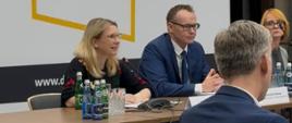 na zdjęciu kilka osób podczas konferencji