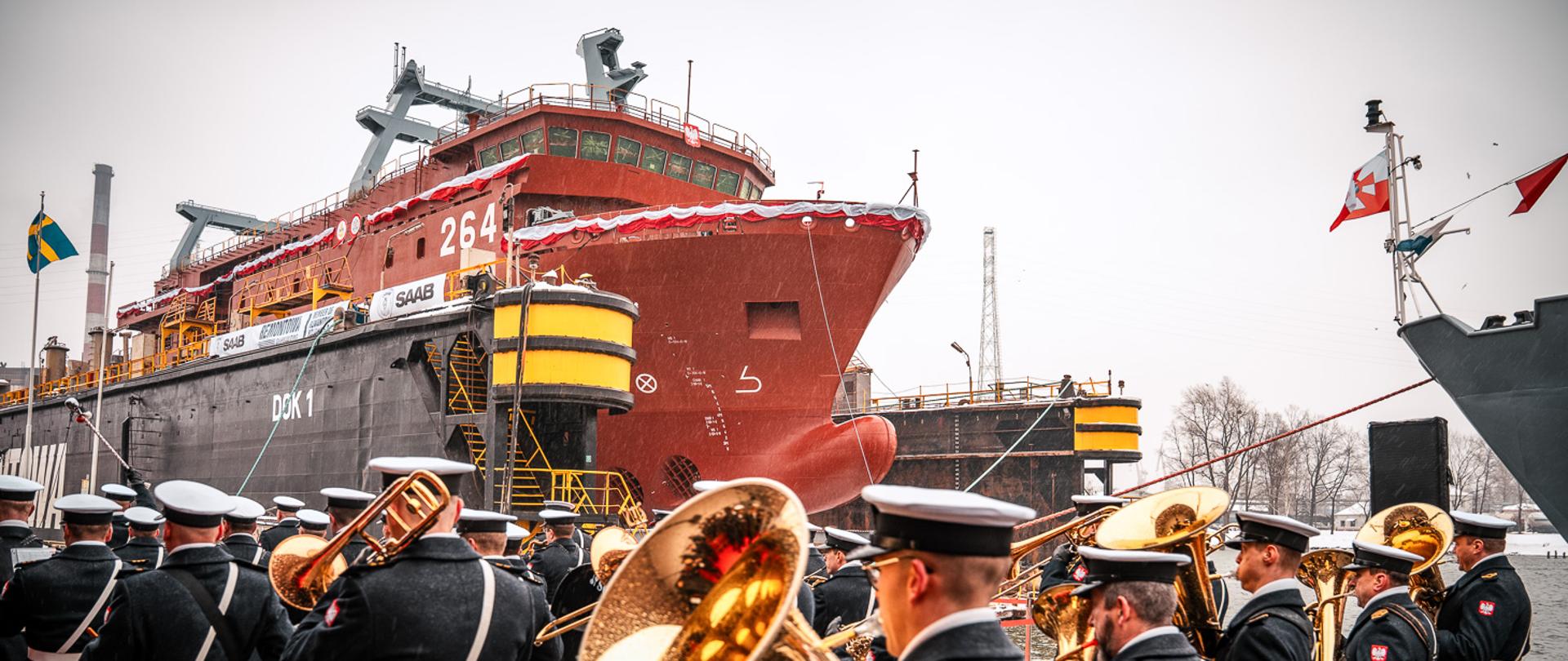 14 stycznia 2026 r. w stoczni Remontowa Shipbuilding S.A. w Gdańsku, sekretarz stanu w MON Paweł Bejda wziął udział w uroczystości chrztu i wodowania drugiego z serii okrętów rozpoznania radioelektronicznego. Fot. MW