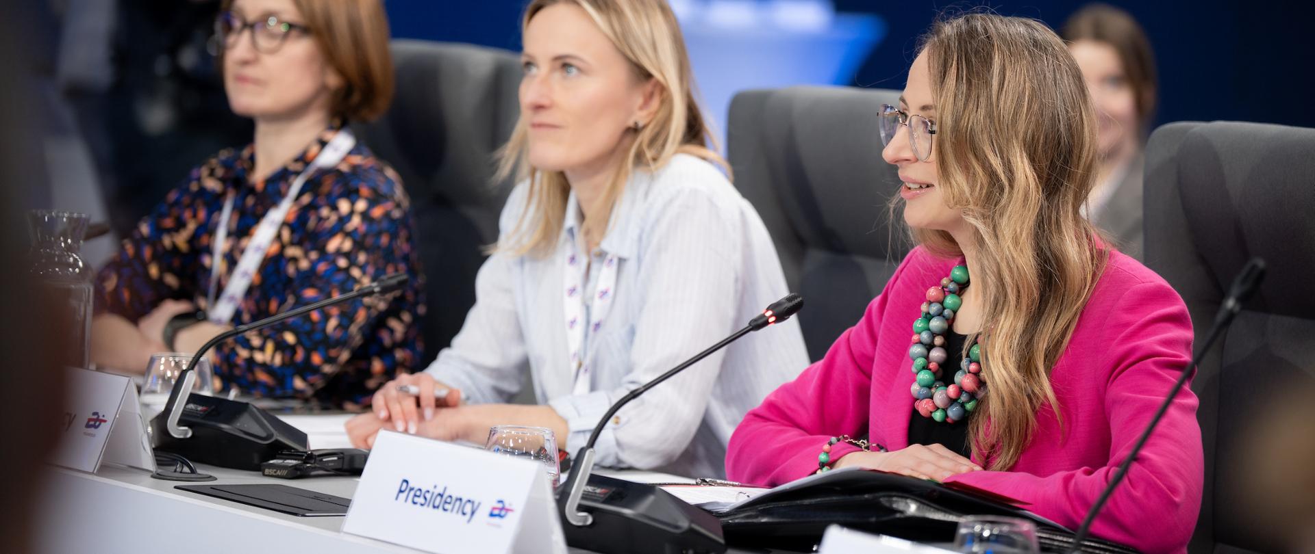 Warszawa, 14.04.2025 | Nieformalne spotkanie ministrów spraw społecznych, zorganizowane w Muzeum Wojska Polskiego w ramach polskiej prezydencji w Radzie Unii Europejskiej. | fot. Mateusz Włodarczyk/MRPiPS
Informal meeting of social affairs ministers, held at the Polish Army Museum in Warsaw, as part of Poland’s Presidency of the Council of the European Union. | photo: Mateusz Włodarczyk/MRPiPS