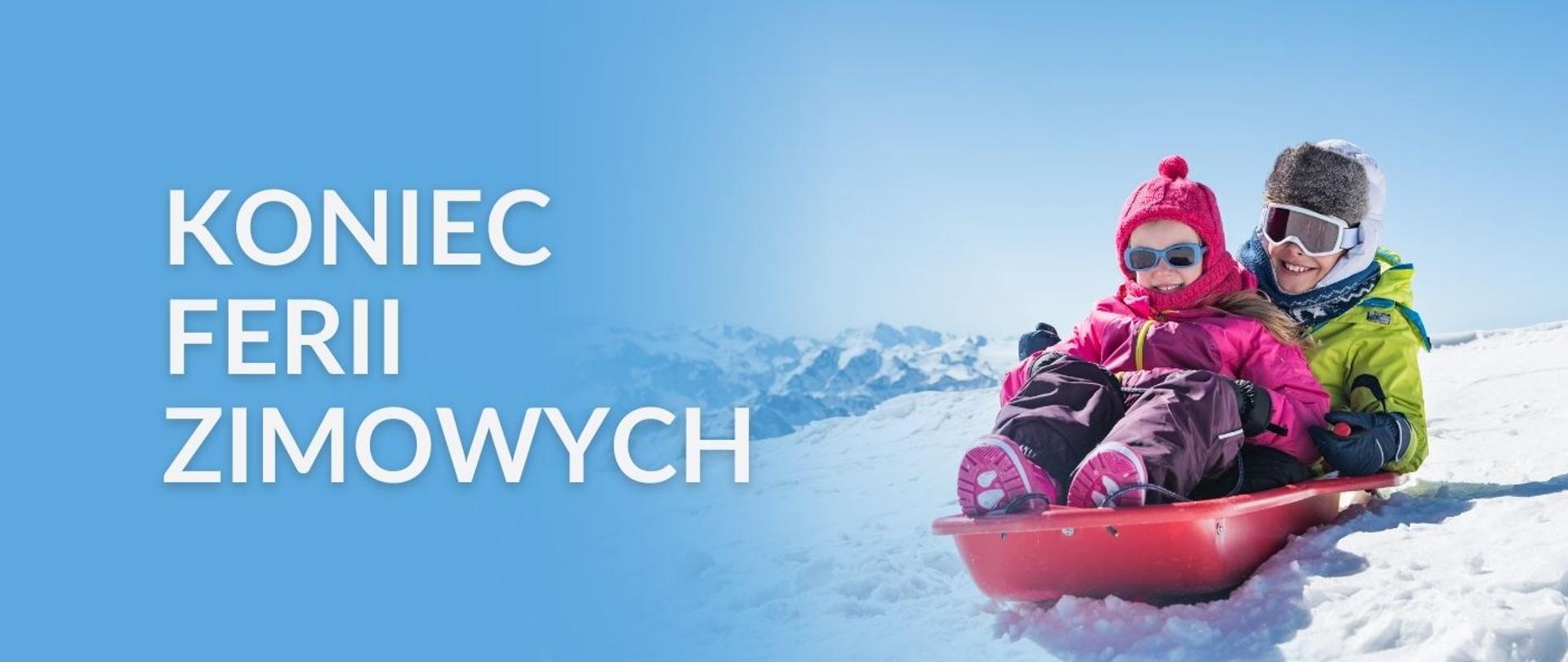Grafika informuję o rozpoczynającej się ostatniej turze ferii zimowych. W prawym rogu ukazane są dzieci zjeżdżające razem na sankach. Za nimi rozpościera się zimowy krajobraz.