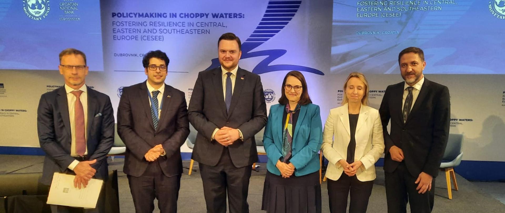 Minister Magdalena Rzeczkowska z uczestnikami Policymaking in Choppy Watters