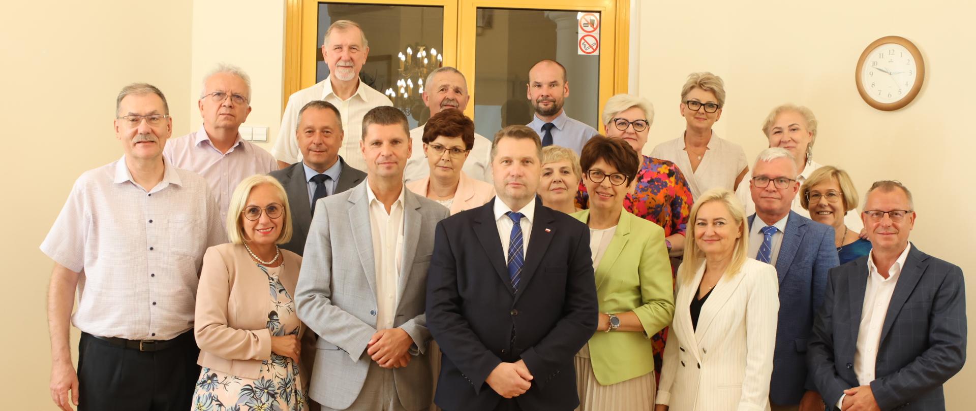 Minister Przemysław Czarnek i wiceminister Dariusz Piontkowski w otoczeniu kuratorów oświaty 