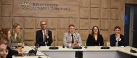 Wiceminister klimatu i środowiska Adama Guibourgé-Czetwertyński przemawia podczas posiedzenia Młodzieżowej Rady Klimatycznej.