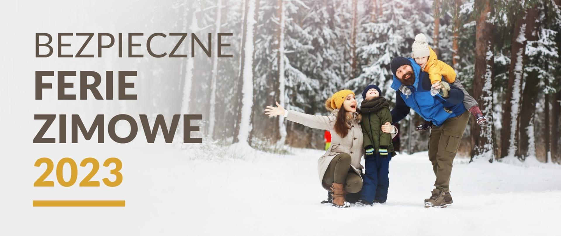 Grafika - zdjęcie ośnieżonego lasu, na pierwszym planie rodzina z dwójką dzieci i napis Bezpieczne ferie zimowe 2023.