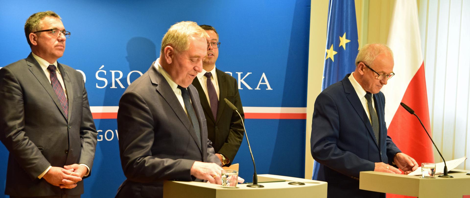 Minister środowiska Henryk Kowalczyk i minister energii Krzysztof Tchórzewski