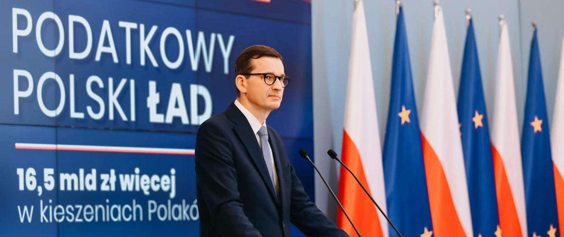 Premier podczas konferencji na tle Podatkowego Polskiego Ładu.