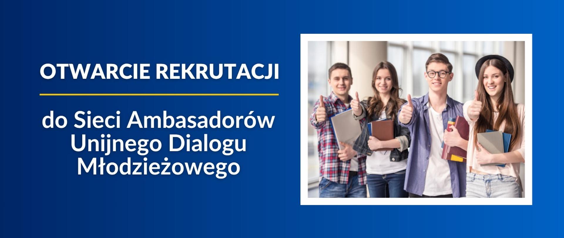 po lewej stronie grafiki znajduje się jej tytuł, po prawej 4 młodych ludzi trzymających podręczniki i wystawiających kciuki w górę