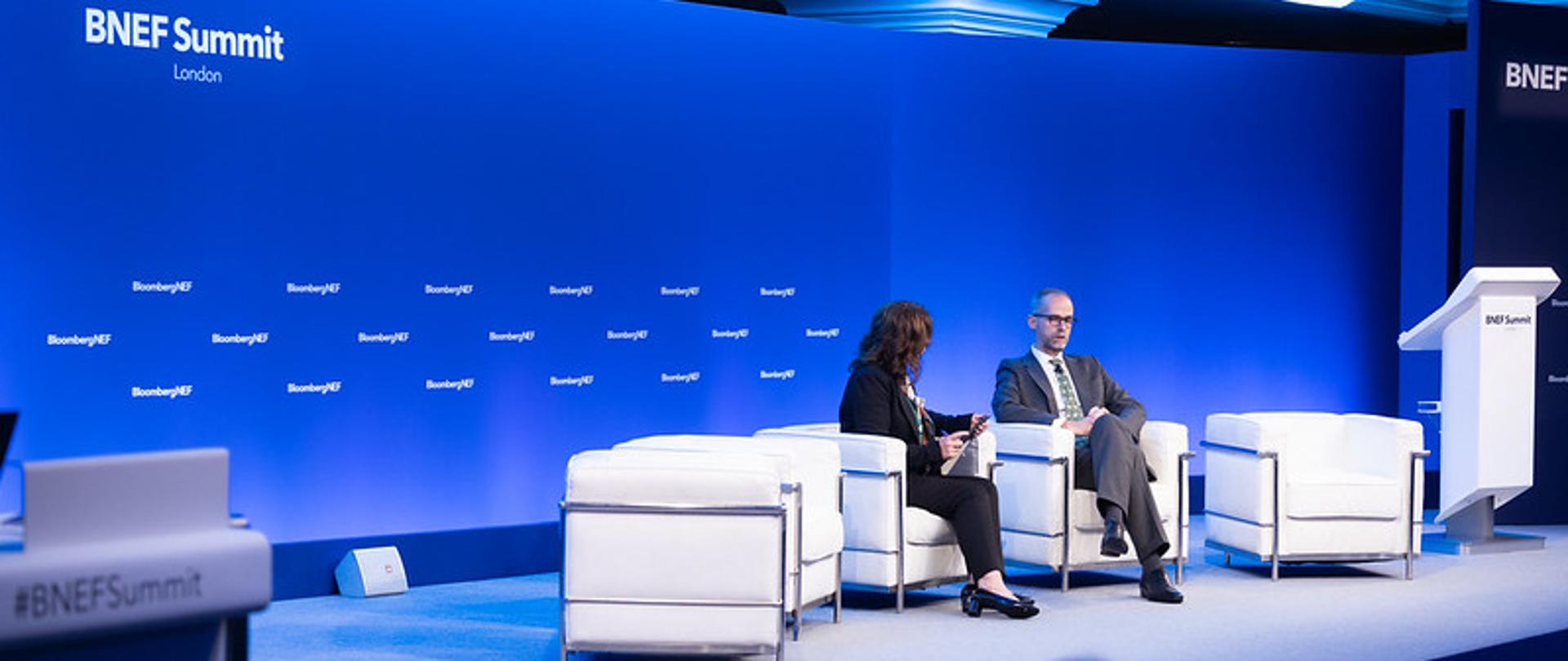 Wiceminister klimatu i środowiska Adam Guibourgé-Czetwertyński podczas szczytu „Bloomberg New Energy Finance” w Londynie. Fot. BNEF