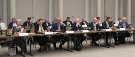 Uczestnicy spotkania siedzą przy stołach 