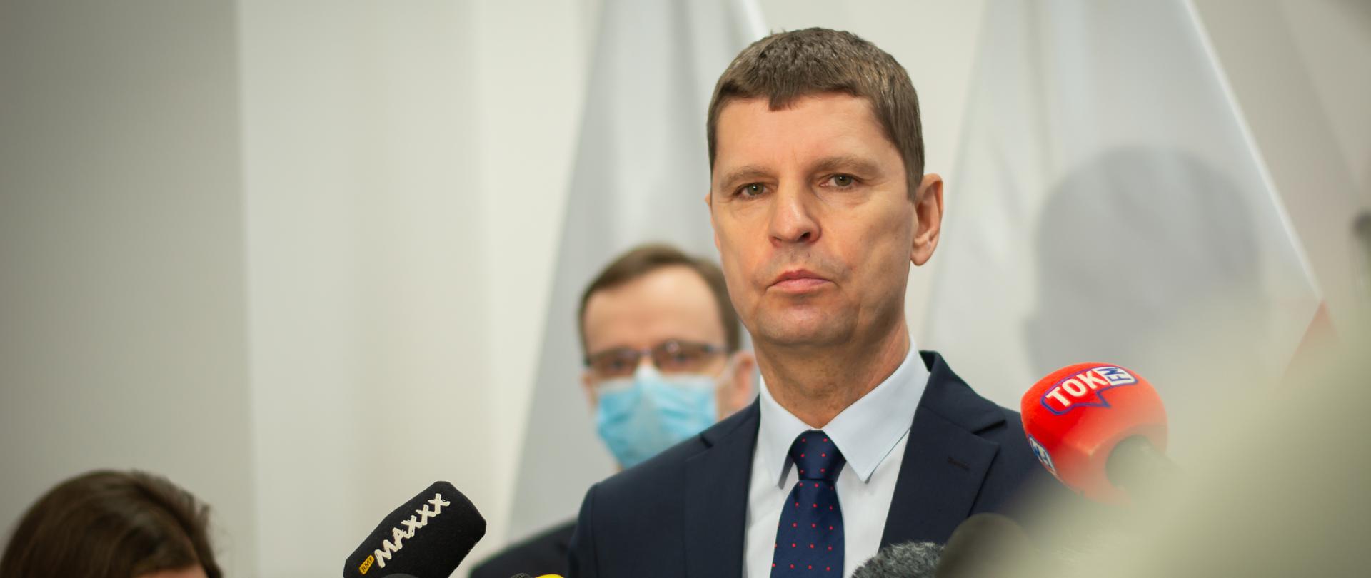 wiceminister Dariusz Piontkowski przemawia do mikrofonu podczas konferencji dotyczącej pomocy uchodźcom z Ukrainy. 