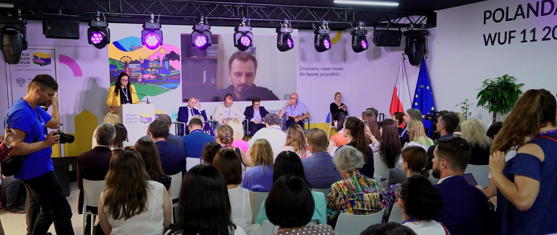 uczestnicy spotkania na sali konferencyjnej