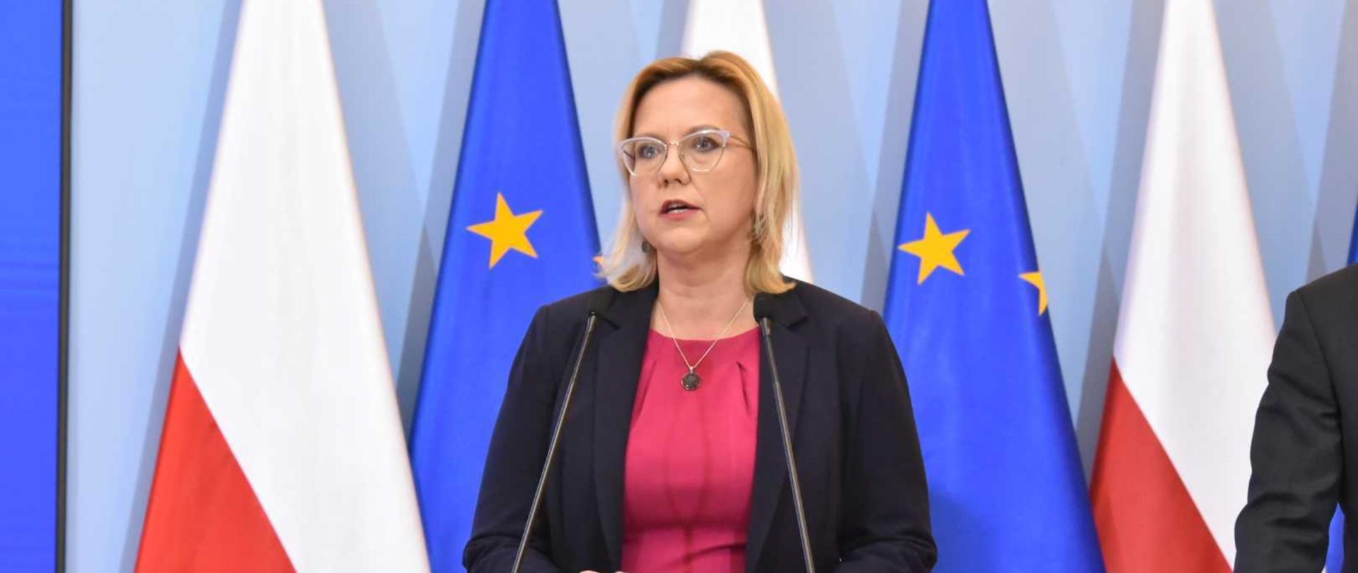 Minister Anna Moskwa podczas konferencji prasowej w KPRM.