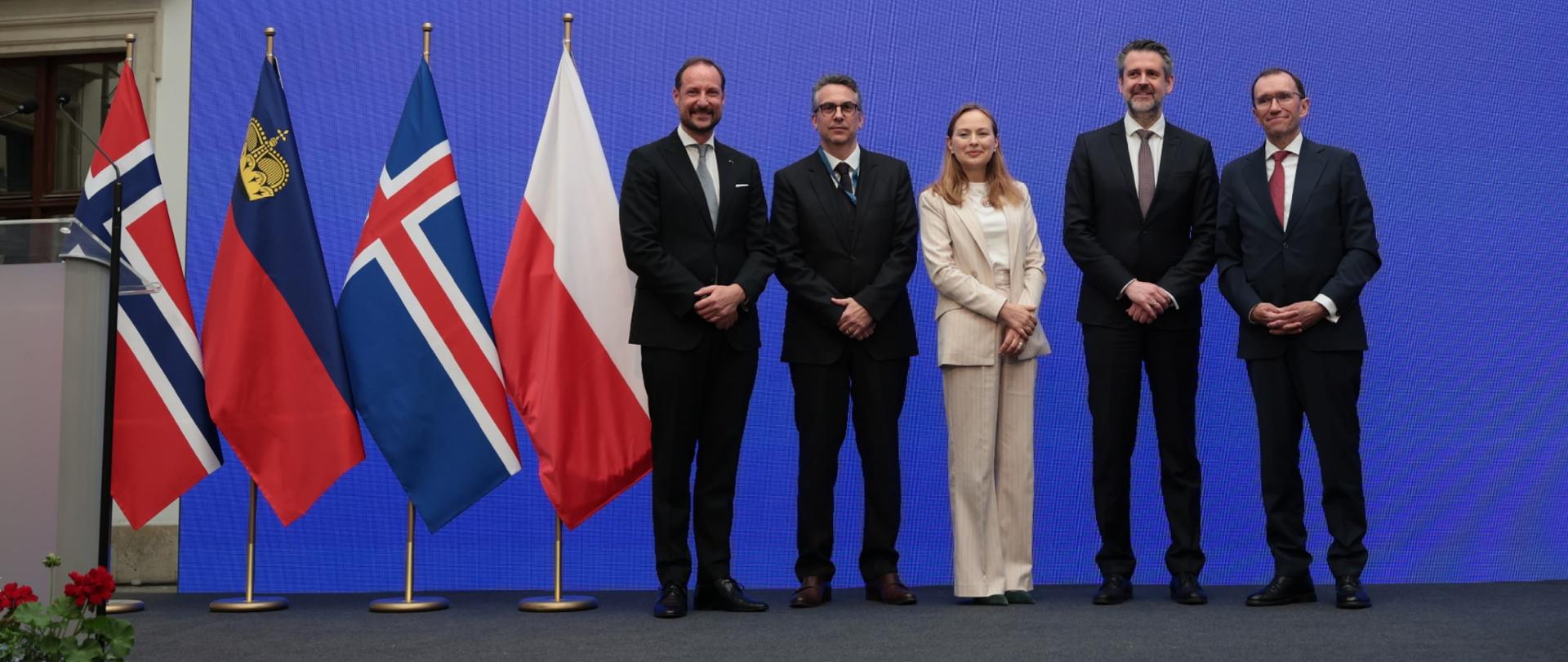 Na scenie stoją - Jego Królewska Wysokość Książę Koronny Haakon, Następca Tronu Królestwa Norwegii, Pascal Schafhauser, Ambasador Liechtensteinu przy Unii Europejskiej, Minister Funduszy i Polityki Regionalnej - Katarzyna Pełczyńska-Nałęcz, Martin Eyjólfsson, Stały Sekretarz Stanu Islandii, Espen Barth Eide, Minister Spraw Zagranicznych Norwegii.