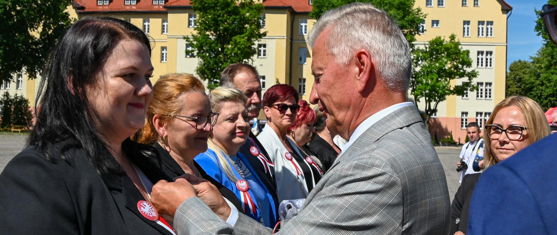 Wiceminister Obrony Narodowej Stanisław Wziątek uczestniczył 24 czerwca br. w XVI Ogólnopolskich Zawodach Sportowo-Obronnych Młodzieży OHP oraz uroczystości zakończenia roku szkoleniowego OHP 2025/2026 w Centrum Kształcenia i Wychowania OHP w Pleszewie.