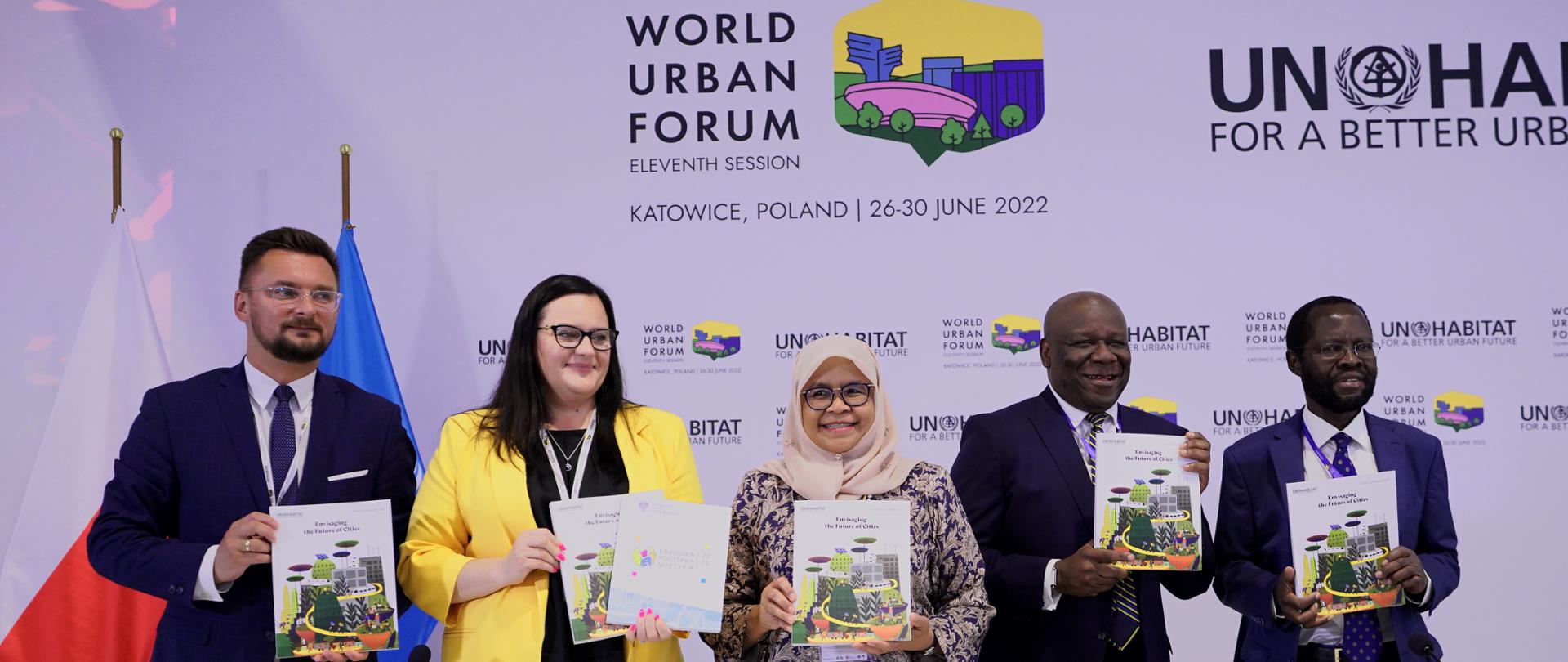 uczestnicy prezentują World Cities Report 2022