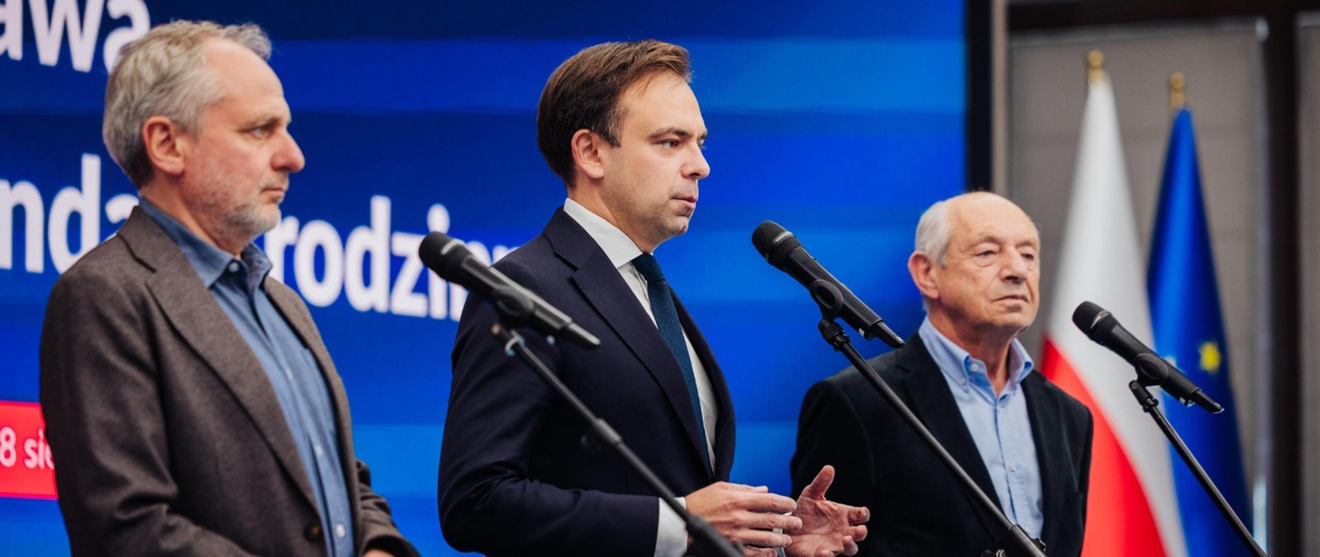 Przemawiający minister finansów i gospodarki Andrzej Domański, podsekretarz stanu w Ministerstwie Finansów Jarosław Neneman oraz przewodniczący Rady Nadzorczej Dr Irena Eris S.A. Henryk Orfinger
