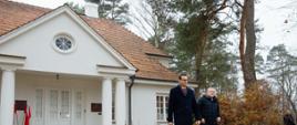 Mateusz Morawiecki oraz Piotr Gliński przed Muzeum Józefa Piłsudskiego w Sulejówku.
